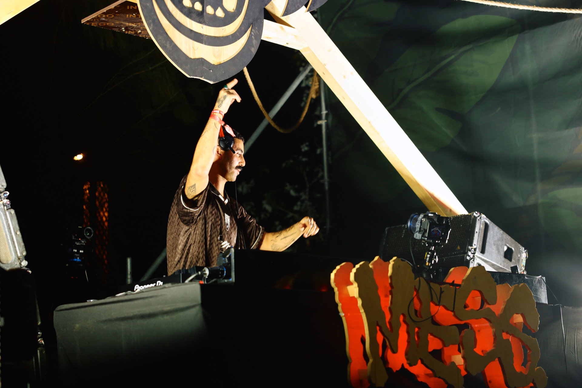 MESS JUNGLE TRIP — 102